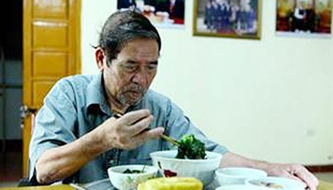 Nhà văn Lê Lựu: Tết không gia đình Nhà văn Lê Lựu bên mâm cơm.