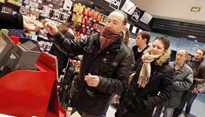 Dòng tiền khổng lồ đổ về tạp chí biếm họa Charlie Hebdo Người Paris xếp hàng mua số mới của Charlie Hebdo sau vụ thảm sát.