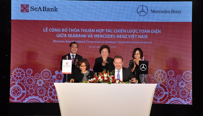 Mercedes – Benz và SeABank hợp tác chiến lược toàn diện Bà Lê Thu Thủy - PCTTT SeABank và ông Michael Bahrens ký thỏa thuận hợp tác chiến lược.