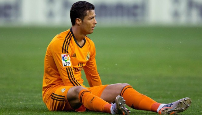 SỐC: Ronaldo đối diện nguy cơ giải nghệ sớm Chấn thương đầu gối vẫn luôn là nỗi ám ảnh với Ronaldo.
