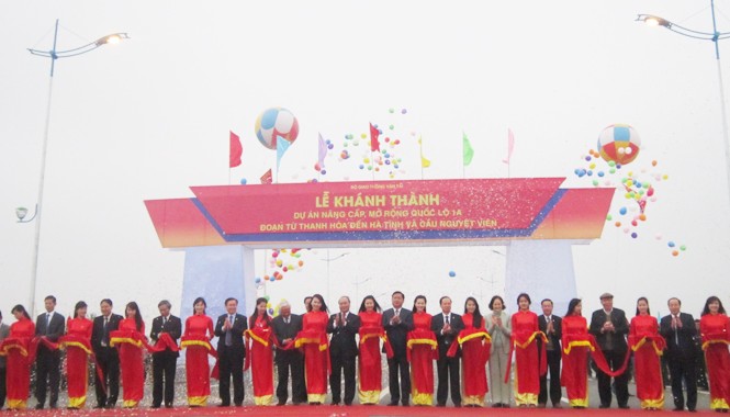 Khánh thành cầu Nguyệt Viên bắc qua sông Mã Phó thủ tướng Nguyễn Xuân Phúc cùng các đại biểu cắt băng khánh thành cầu Nguyệt Viên. Ảnh: Phạm Nhài.