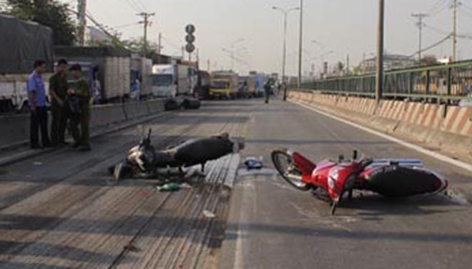 Chạy xe máy vào đường đang thi công, 1 người tử vong hiện trường vụ tai nạn.
