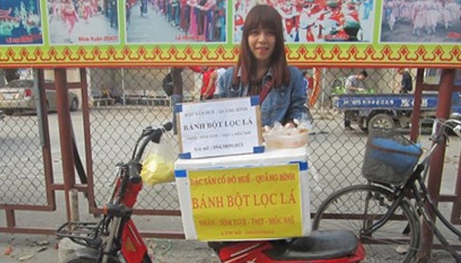 Sinh viên mang “chợ quê” lên giảng đường Linh hào hứng với công việc kinh doanh đặc sản bánh bột lọc.