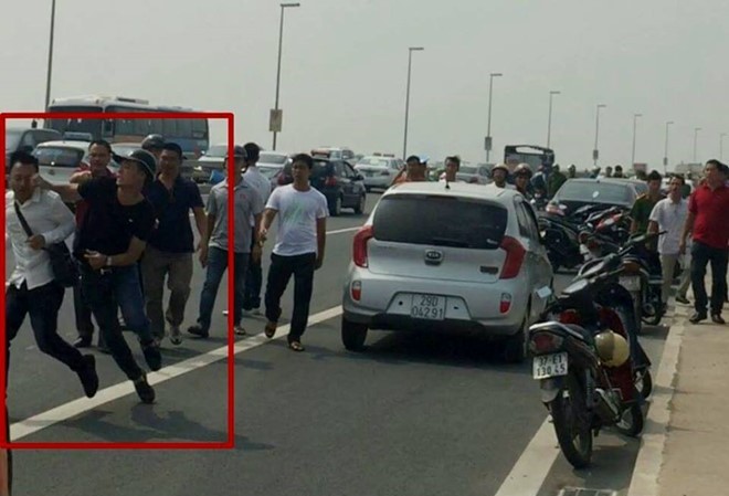 'Nói phóng viên Tuổi Trẻ bị gạt tay trúng má là có vấn đề' Phóng viên báo Tuổi Trẻ bị "gạt tay vào má" trên cầu Nhật Tân. Ảnh: MC.