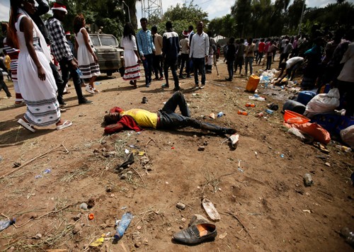 Nhiều người thiệt mạng vì bị giẫm đạp ở Ethiopia Một người bị thương nằm chờ được hỗ trợ trong lễ hội tại vùng Oromia, Ethiopia. Ảnh: Reuters.