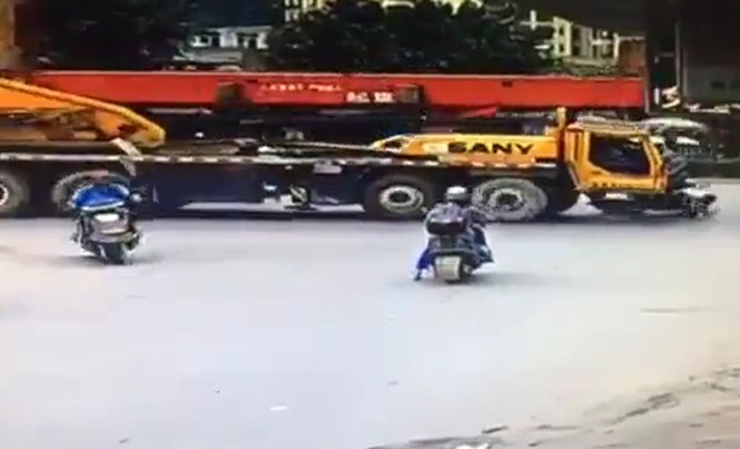 Xe tải siêu trường cuốn người đi xe máy vào gầm Xe tải siêu trường cuốn người đi xe máy vào gầm