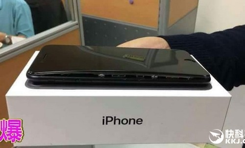 iPhone 7 Plus bị phồng pin, tách đôi thân máy Hình ảnh chiếc iPhone 7 Plus bị phồng pin làm kênh màn hình.