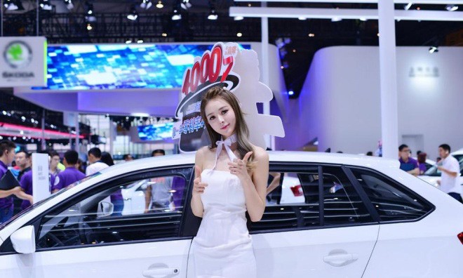 Người mẫu 9x kiếm tiền tự mua xe sang Triển lãm xe hơi cao cấp quốc tế diễn ra trong 10 ngày hồi tháng 9 ở Thành Đô, thủ phủ tỉnh Tứ Xuyên, Trung Quốc.