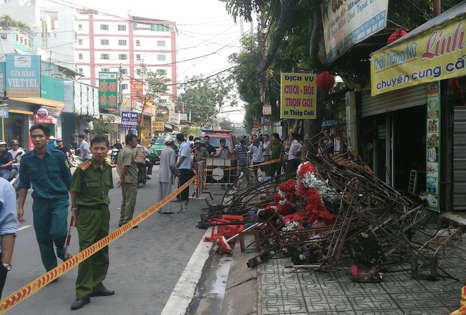 Cháy tiệm dịch vụ cưới hỏi, cả nhà 3 người chết trong lửa đỏ Hiện trường đang được phong tỏa. Ảnh: Ngô Bình