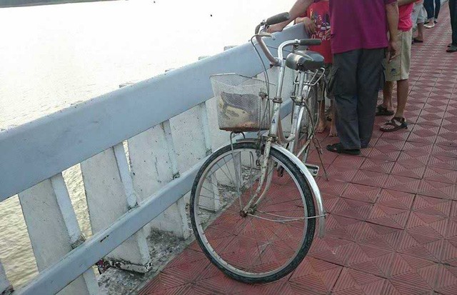 Thông báo 'con đi tự tử đây' rồi đạp xe đi nhảy cầu Chiếc xe đạp của nạn nhân để lại trên cầu Phú Xuân.