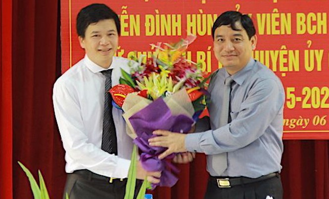 Bí thư tỉnh đoàn Nghệ An giữ chức vụ mới Ông Nguyễn Đắc Vinh trao quyết định bổ nhiệm Bí thư huyện ủy Con Cuông cho ông Nguyễn Đình Hùng.
