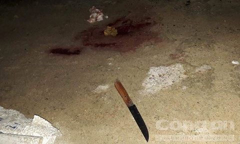 Đâm chết người vì bị ức hiếp trên bàn nhậu Con dao gây án của Tuấn tại hiện trường. Ảnh: Lê Huân.
