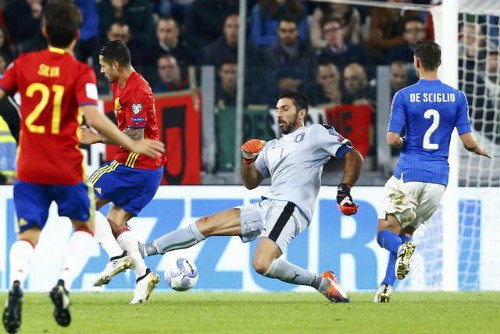 Tây Ban Nha vẫn không thể thắng Italy Pha đá bóng hụt tai hại của Buffon khiến Italy phải nhận bàn thua. Ảnh: Reuters.