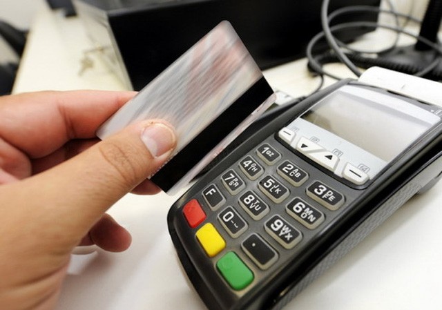 Du khách tố 'quẹt thẻ' ở nhà hàng Sài Gòn, mất 700 triệu Ông David John cho rằng nhân viên nhà hàng N đã 8 lần “quẹt thẻ” gây thất thoát của ông hơn 683 triệu đồng. Ảnh minh họa.