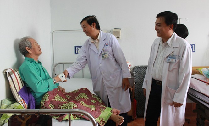 Xử trí khối u lớn bít đường tiểu cụ ông 83 tuổi Cụ ông Ch. đã hồi phục sau khi được can thiệp bằng kỹ thuật thuyên tắc động mạch tiền liệt tuyến không phẫu thuật, giúp khối u khổng lồ nhỏ lại. Ảnh do bệnh viện cung cấp.