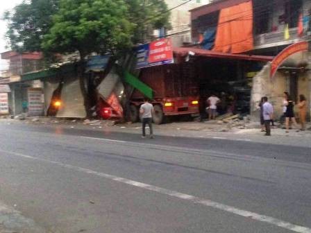 Hãi hùng xe container 'xuyên thủng' 3 nhà dân vào rạng sáng Hiện trường vụ tai nạn. Ảnh: Hội lái xe container biên giới.