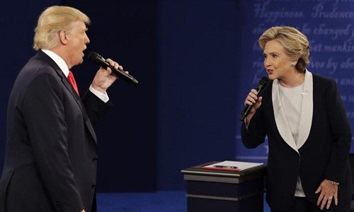 Công kích dữ dội Clinton, Trump tạm thoát thế hiểm nghèo Ứng viên đảng Cộng hòa Donald Trump và ứng viên đảng Dân chủ Hillary Clinton công kích nhau trong cuộc tranh luận thứ hai. Ảnh: AP.