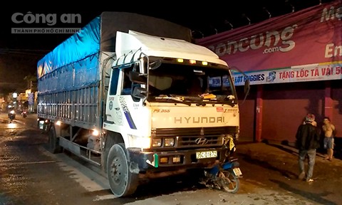 Xe máy găm chặt vào đầu xe tải, một người tử vong Hiện trường tai nạn