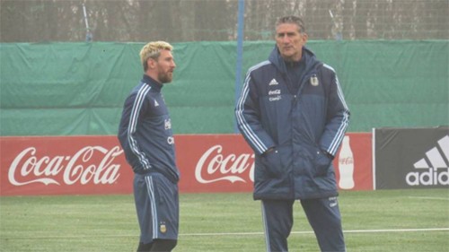 Tuyển Argentina gặp bão dư luận về chuyện 'phe cánh của Messi' Messi và HLV Bauza đang gặp dư luận lùm xùm sau thất bại của đội tuyển.