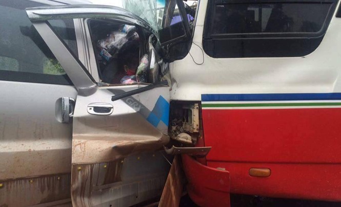 Gặp nạn ở Lào, 2 người Việt chết thảm trong ô tô bẹp rúm Hiện trường vụ tai nạn.
