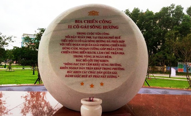 Dựng bia chiến công 11 cô gái sông Hương anh hùng Bia chiến công khắc ghi lại bài thơ do Bác Hồ viết tặng 11 cô gái sông Hương anh hùng.