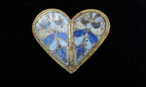 Trái tim bằng vàng nghìn tuổi nghi của hoàng hậu Trái tim bằng vàng cao cấp 23 carat được tìm thấy ở Bulgaria. Ảnh: Trud Daily.