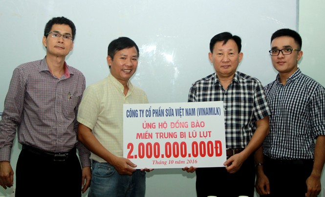 Công ty Vinamilk ủng hộ người dân vùng lũ 2 tỷ đồng Ông Nguyễn Thanh Tú (thứ 2, từ phải sang) thay mặt 6.000 cán bộ, công nhân viên Công ty Vinamilk trao tiền ủng hộ người dân bị mưa lũ.