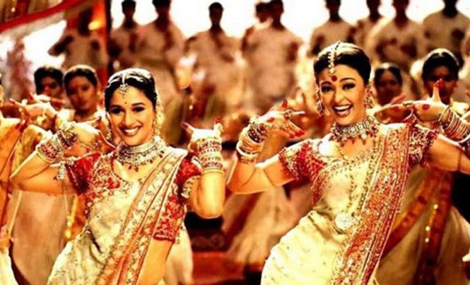 Đặc nhiệm Anh giả gái, diệt nhiều chỉ huy IS Nhạc Bollywood để nhận biết, gây bất đồng và khống chế IS.