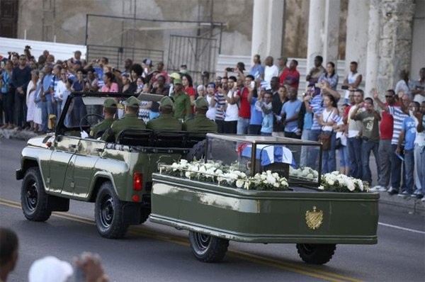 Người dân Cuba đứng kín hai bên đường tiễn biệt lãnh tụ Fidel Castro Ảnh: Retuers