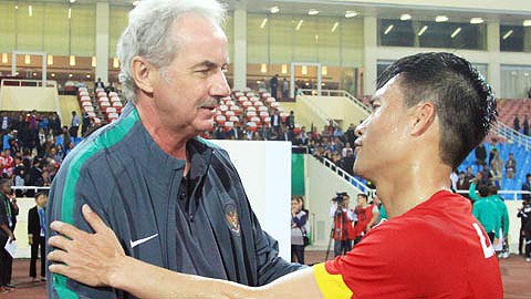 HLV Riedl: 'Indonesia không cần chăm sóc đặc biệt Công Vinh' HLV Riedl từng ba lần dẫn dắt tuyển Việt Nam, Công Vinh là học trò cũ của ông.