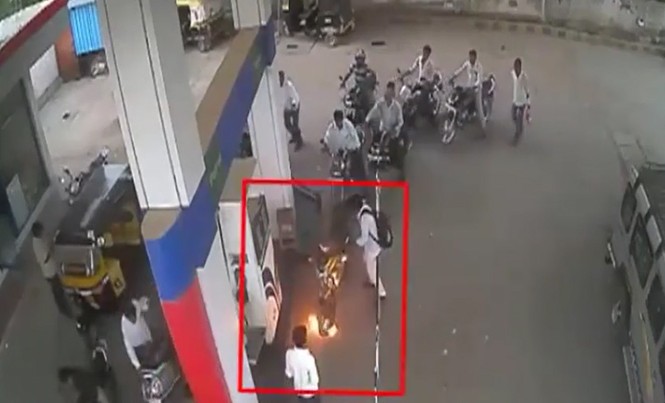 Mải nghe điện thoại, nam thanh niên 'đốt' cả cây xăng Người đàn ông vất xe bỏ chạy khi phát hiện có lửa.