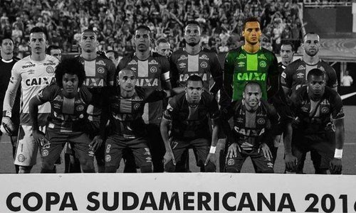 Chapecoense quyết tái thiết đội bóng để tưởng nhớ người đã khuất Neto là cầu thủ duy nhất còn sống trong đội hình xuất phát của Chapecoense ở trận lượt về bán kết Copa Sudamericana. Ảnh: AFP.