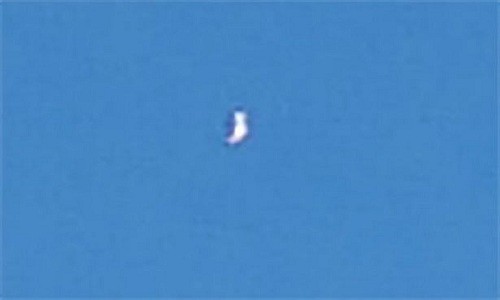 UFO 'biến hình' bay ngang qua bầu trời Mỹ UFO màu xám bạc thay đổi hình dáng khi lơ lửng trên bầu trời. Ảnh: YouTube.