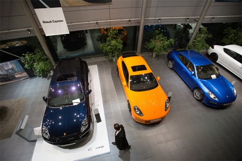 Người giàu Nga chuộng xe sang Đức Một khách hàng tại đại lý Porsche ở Moscow năm 2014. Doanh số xe giảm đáng kể tại Nga, nhưng người giàu vẫn đủ tiền để tậu xe sang nhập từ châu Âu. Ảnh: Bloomberg.
