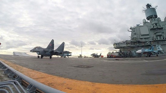 Hệ thống vũ khí của Nga đối mặt nhiều vấn đề nghiêm trọng MiG-29K (trái) và Su-33 (màu xanh, phải) trên tàu sân bay Đô đốc Kuznetsov tại vùng biển ngoài khơi Syria, tháng 11.2016 - Ảnh từ clip.