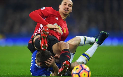 Ibra: 'Nếu tôi muốn đá vào đầu ai đó, đối thủ hẳn sẽ hôn mê' Hai cầu thủ va chạm khi cùng ngã xuống. Ảnh: Reuters.