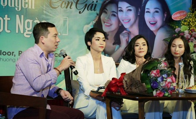 Chồng Xuân Nhị rơi nước mắt khi kể về khủng hoảng của vợ Nhạc sĩ Quốc Bình ngồi bên vợ trong buổi họp báo.