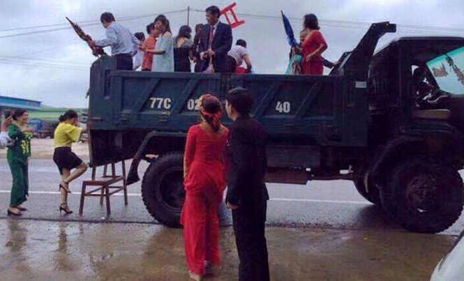 Màn vượt lũ rước dâu độc đáo bằng... xe ben Màn rước dâu độc đáo bằng xe ben ở Bình Định trong ngày lũ được mọi người quan tâm.