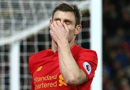 Liverpool hụt hơi so với Chelsea và Arsenal James Milner và đồng đội bỏ lỡ chiến thắng trên sân nhà. Ảnh: Reuters.