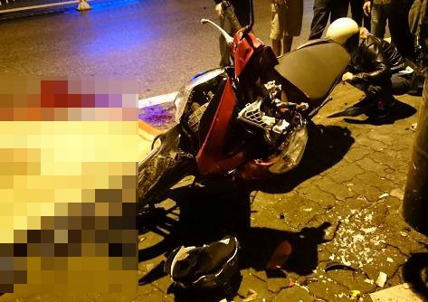 Đâm vào cột điện, hai sinh viên tử vong Chiếc xe máy bị biến dạng, hai sinh viên tử vong tại chỗ.