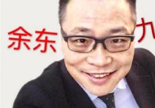 Cô gái tố bị bác sĩ cưỡng hiếp hai lần khi phẫu thuật thẩm mỹ Bác sĩ Dư Đông. Ảnh: Weibo.