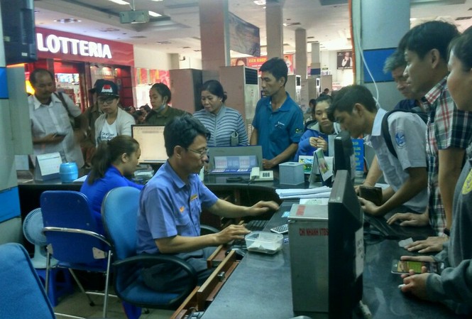 Vé tàu xe tết: Xuất hiện nhiều vé giả Khách mua vé tàu tết tại ga Sài Gòn.