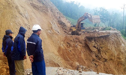 Hố sụt lún khổng lồ chia cắt đường Trường Sơn Đông Các đơn vị thi công đang tiến hành khắc phục sạt lở. Ảnh: Nhật Hạ.