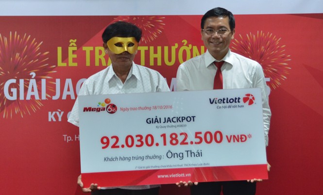 Vietlott và các kỷ lục liên tục xác lập Ông Thái tới từ Trà Vinh trở thành người đầu tiên tại Việt Nam trúng giải Jackpot, với số tiền lớn nhất từ trước tới nay.