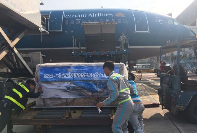 Vietnam Airlines ủng hộ miền Trung 2,1 tỷ đồng Vietnam Airlines vận chuyển hàng miễn phí hỗ trợ đồng bào miền Trung.