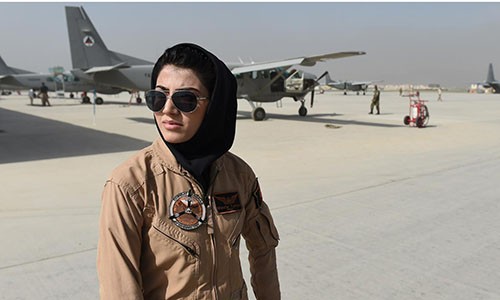 Nữ phi công duy nhất của quân đội Afghanistan xin tị nạn ở Mỹ Nữ phi công Niloofar Rahmani. Ảnh: AFP.