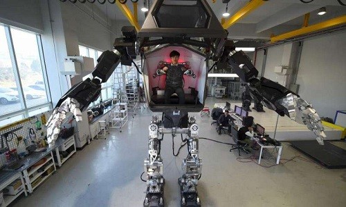 Robot 4m giống cỗ máy sát thủ phim Avatar chập chững tập đi Con robot vẫn hơi chuệnh choạng khi đi. Ảnh: Phys.Org.