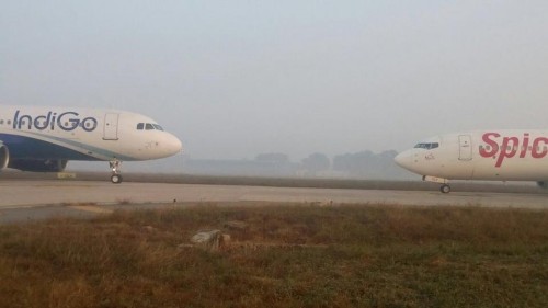 Hai máy bay chở hơn 300 khách suýt đấu đầu nhau Máy bay IndiGo và SpiceJet đối đầu nhau tại New Delhi. Ảnh: HT.