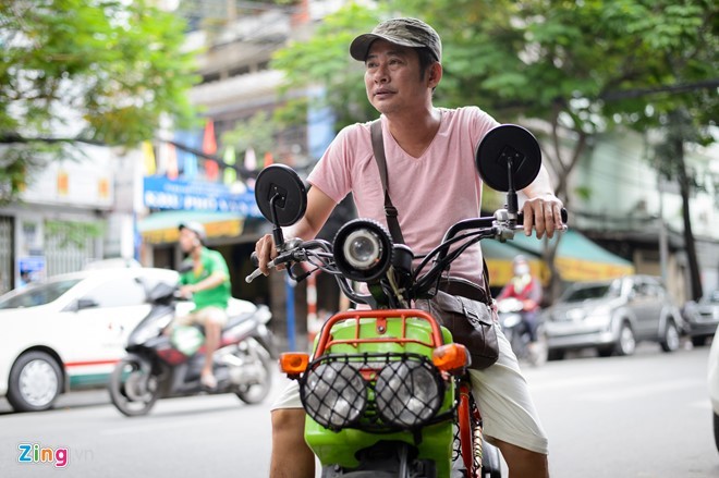 Tấn Beo và biệt danh ‘đại ca đường phố’ vì lòng nghĩa hiệp Tấn Beo sống bình dị, thân thiện nên người bán vé số cũng thân thiết với anh. Ảnh: Nguyễn Bá Ngọc.
