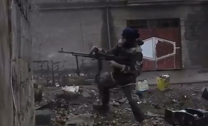 IS khoe video dùng súng máy tấn công quân đội Iraq IS khoe video dùng súng máy tấn công quân đội Iraq